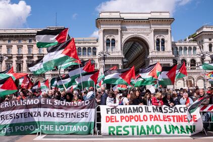 Il 25 aprile di Milano senza il Tricolore: "l'invasione" del vessillo palestinese per la Liberazione 11