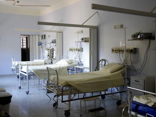 Incinta al nono mese viene dimessa dall’ospedale e perde il bambino
