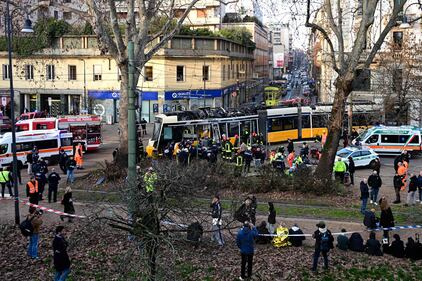 Tram deragliato, le foto dei soccorsi 4
