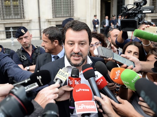 Salvini sbertuccia le toghe. Il post è da ridere: "Sequestro di prosciutto?"