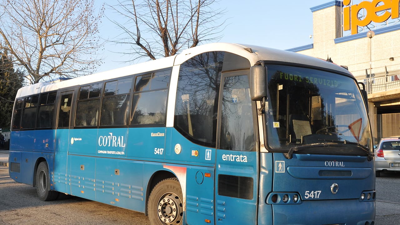 Ciociaria, controllore del bus picchiato da un migrante