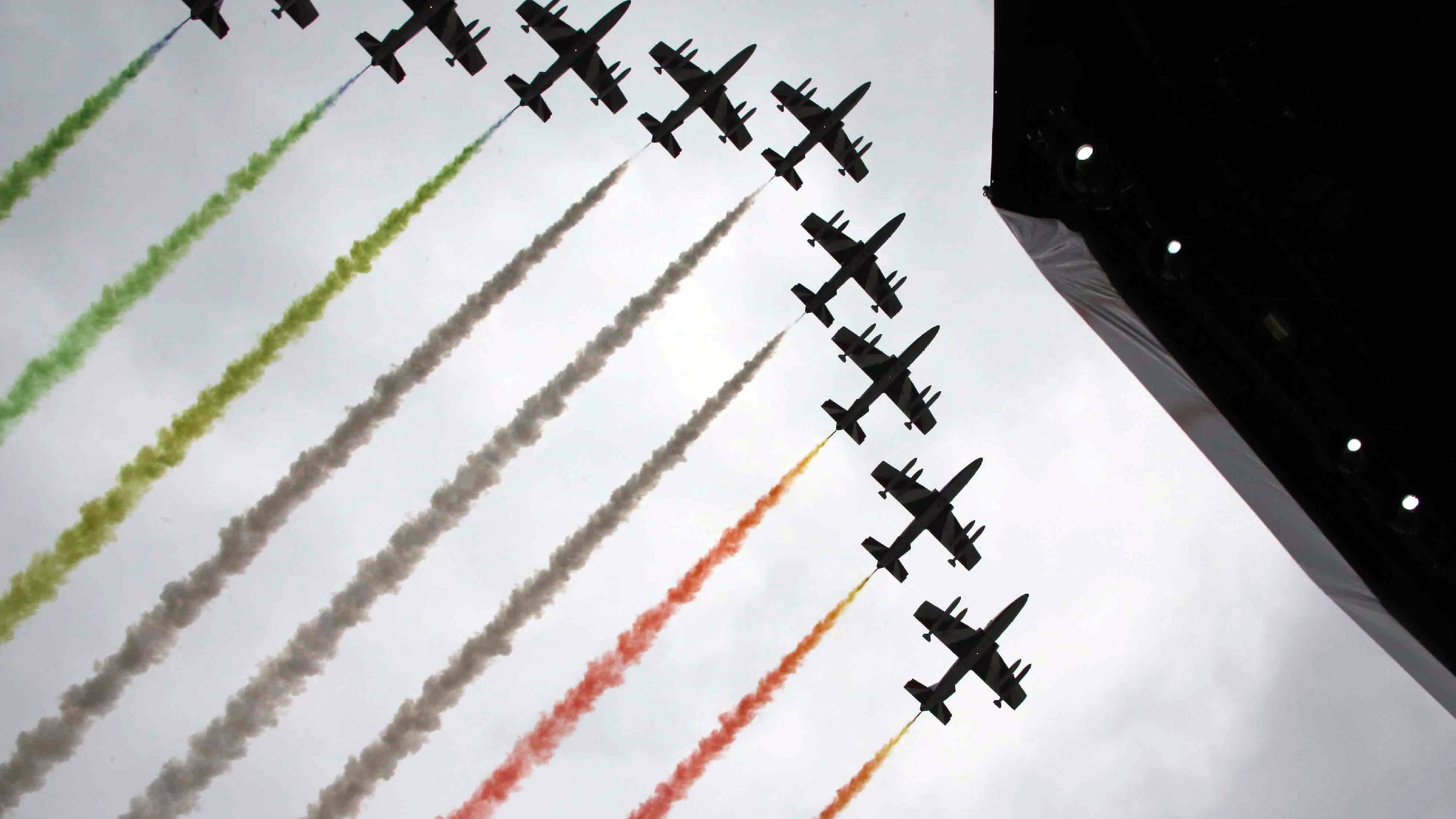 Frecce tricolori, bandiera d'Italia che sventola coi soldi dei privati
