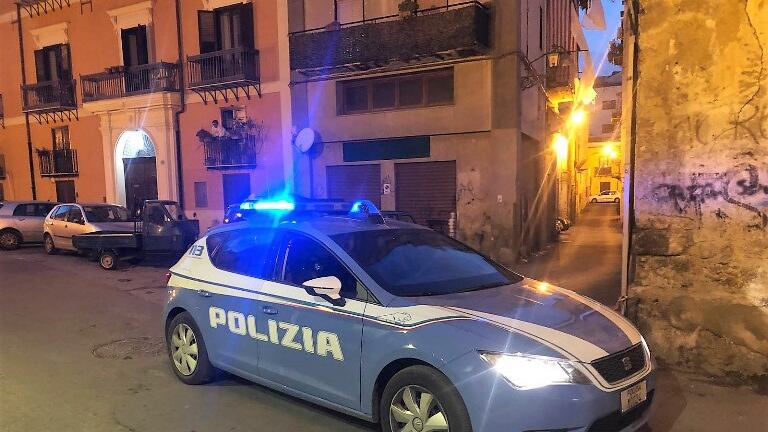 Movida selvaggia, la polizia scopre due locali abusivi