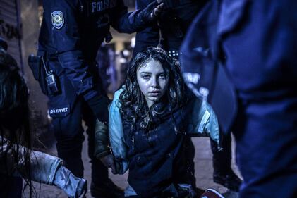 Bulent Kilic, primo premio negli Spot News Singles. Una ragazza ferita negli scontri con la polizia ai funerali di Berkin Elvan