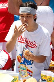 A New York la gara tra mangaitori di hot dog 12