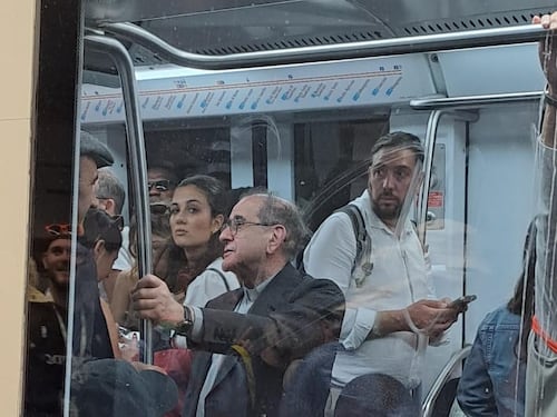 E Delpini in clergyman «sorpreso» in metrò da un gruppo di giovani