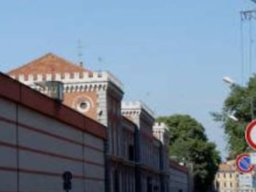 Guardie picchiano detenuto col tirapugni: richiesto rinvio a giudizio