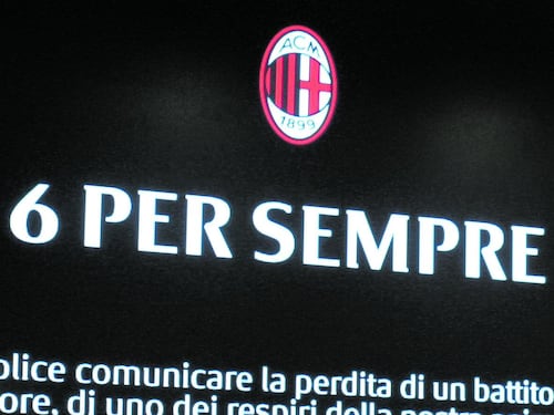 Rose, sciarpe e bandiere: l'abbraccio del popolo rossonero