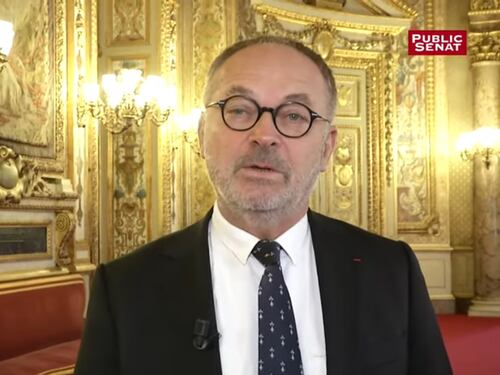 “Droga nello champagne per stuprare una collega”. Choc in Francia, arrestato un senatore