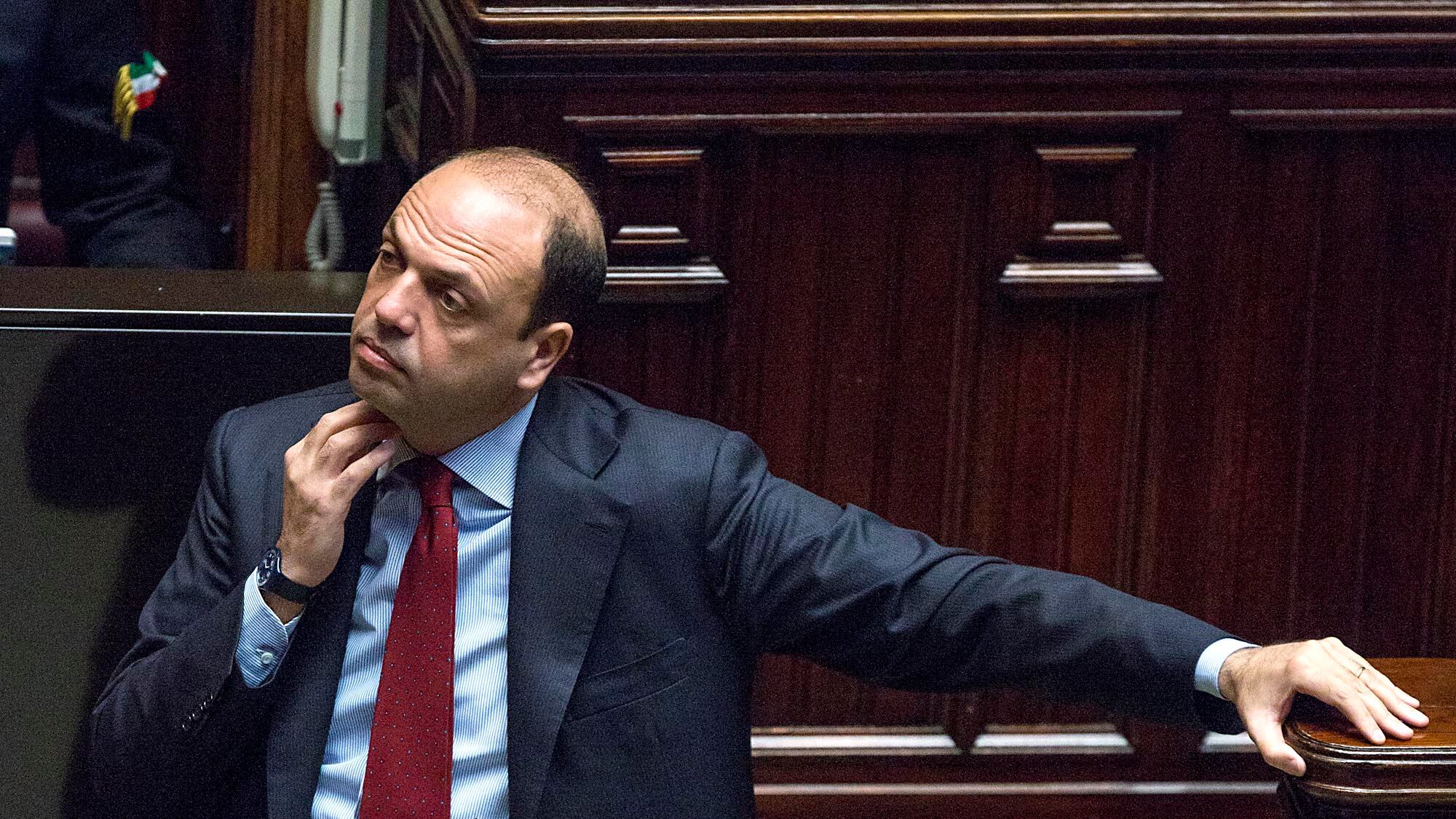 Il finto sacrificio di Alfano, già pronto a incassare