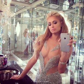 Paris Hilton hot, topless per il Selfie Day 4