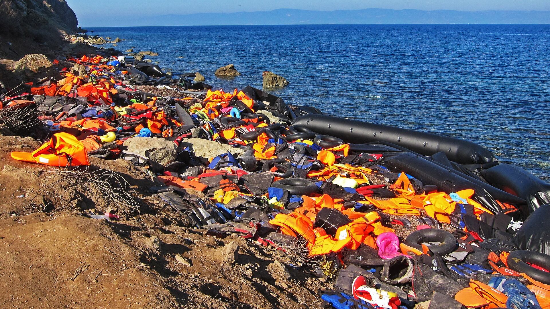 La "mafia dei gommoni" si stabilisce a Bruxelles per il traffico di migranti attraverso la Manica