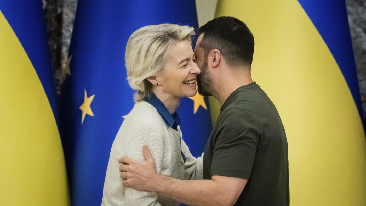 Ursula porta soldi a Kiev. Zelensky: "Aiuto alla pace"
