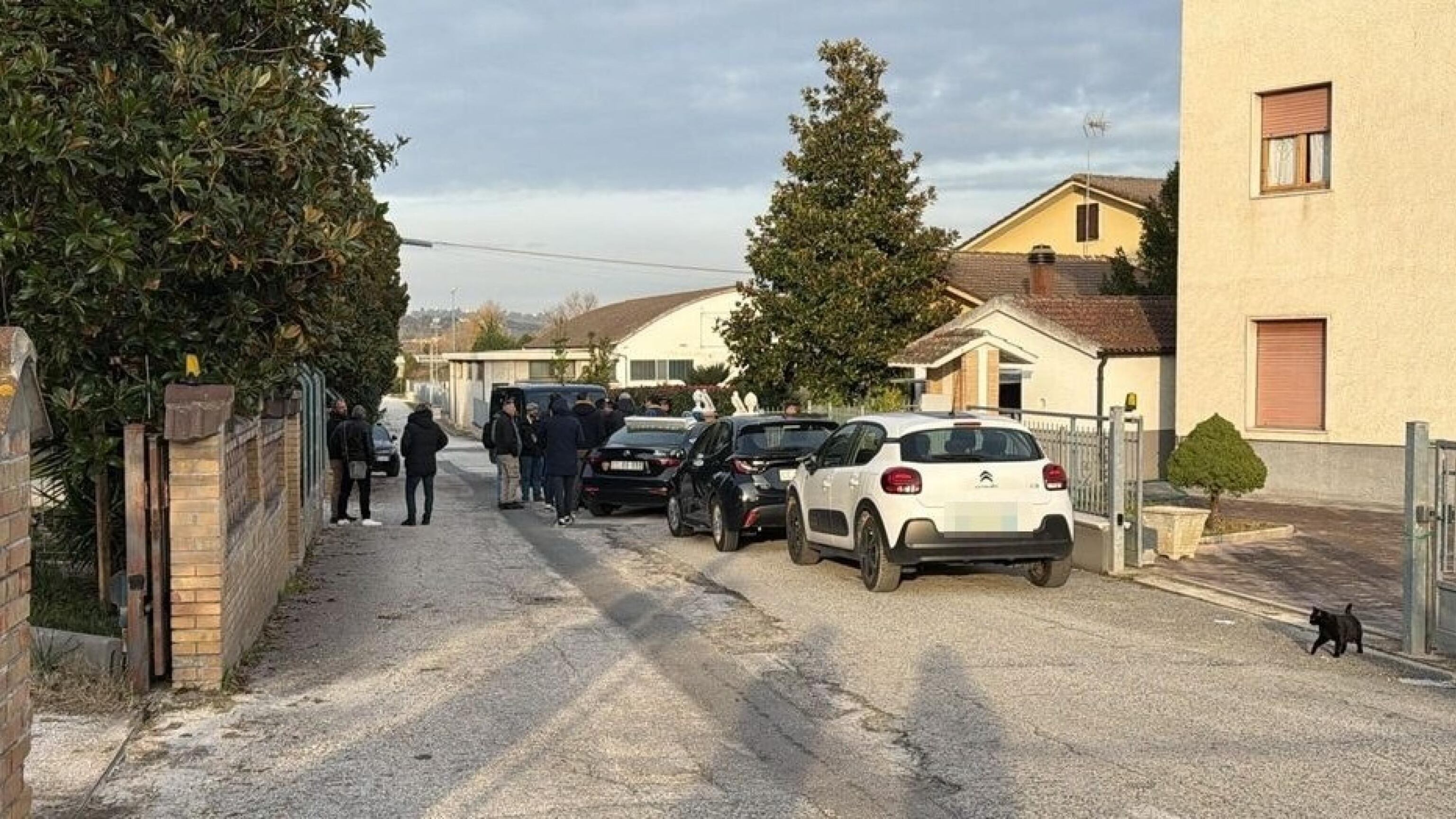 Ancona, donna picchiata a morte in casa. Ipotesi femminicidio
