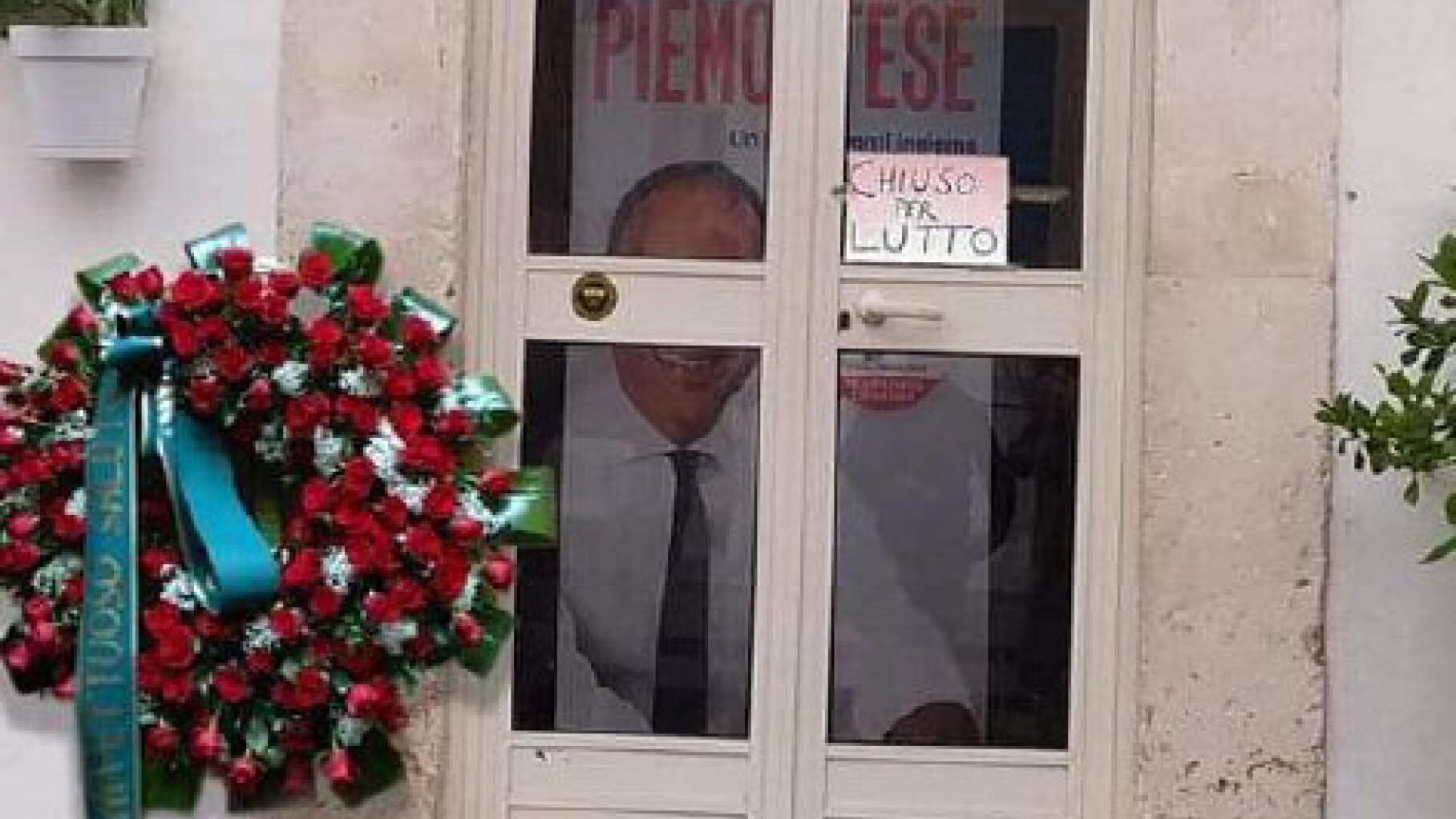 "Chiuso per lutto". E davanti alla sede del Pd spunta la corona di fiori