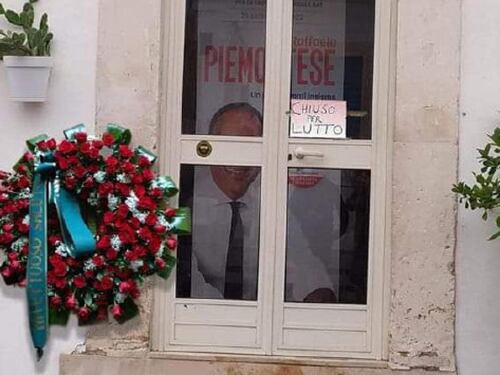 "Chiuso per lutto". E davanti alla sede del Pd spunta la corona di fiori