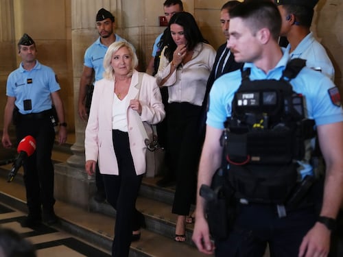Condannata ma ancora in corsa. Le Pen: "Sarò alle presidenziali"