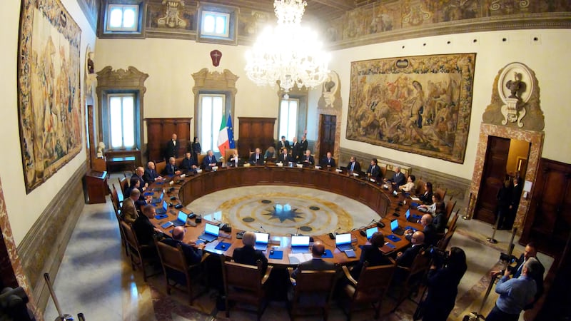 Multe fino a 1.000 euro per il burqa, minori stranieri via da famiglia se i genitori non studiano italiano, giustizia e diesel Euro 5: al via il Cdm. I decreti legge su cui decidere