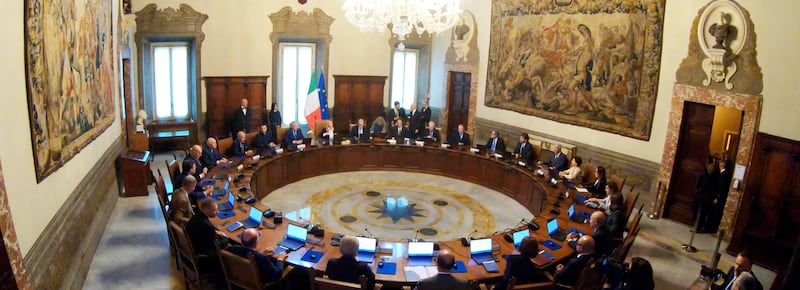 Burqa vietato, multe fino a 1.00 euro se genitori non imparano l’italiano: approvato il decreto scuola. Meloni: “Integrare senza rinunciare alle regole”