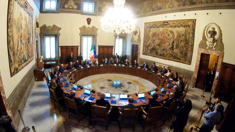 Burqa vietato, multe fino a 1.000 euro se genitori non imparano l’italiano: approvato il decreto scuola. Meloni: “Integrare senza rinunciare alle regole”