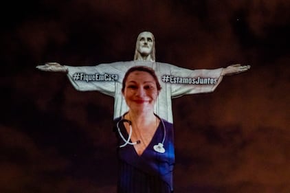 Il Cristo Redentore si illumina per onorare i medici e gli infermieri che combattono il coronavirus 5