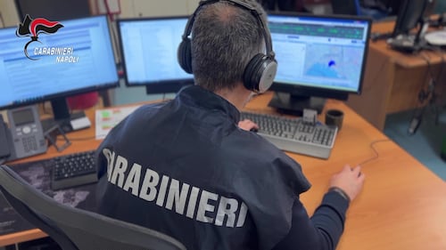 Il blitz nella villa del capo clan Luigi Cacciapuoti: le immagini 1