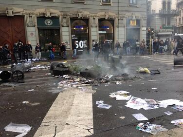 La distruzione dopo la prima carica dei Black Bloc 17