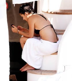 Adriana Lima in vacanza a Bodrum. Ma dalle foto spunta la cellulite 1