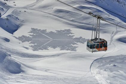 Gli spettacolari disegni, realizzati camminando sulla neve 1
