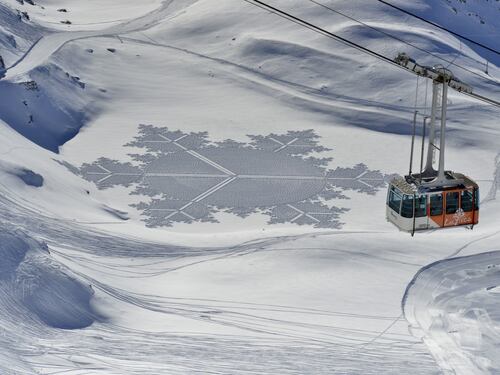 Gli spettacolari disegni, realizzati camminando sulla neve