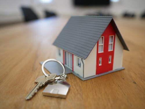 Detrazione delle spese per l’agenzia immobiliare nel 730: come funziona e chi può richiederla