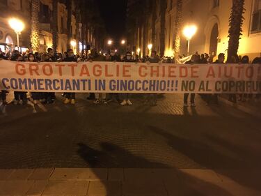 Taranto, la manifestazione anti-lockdown 1