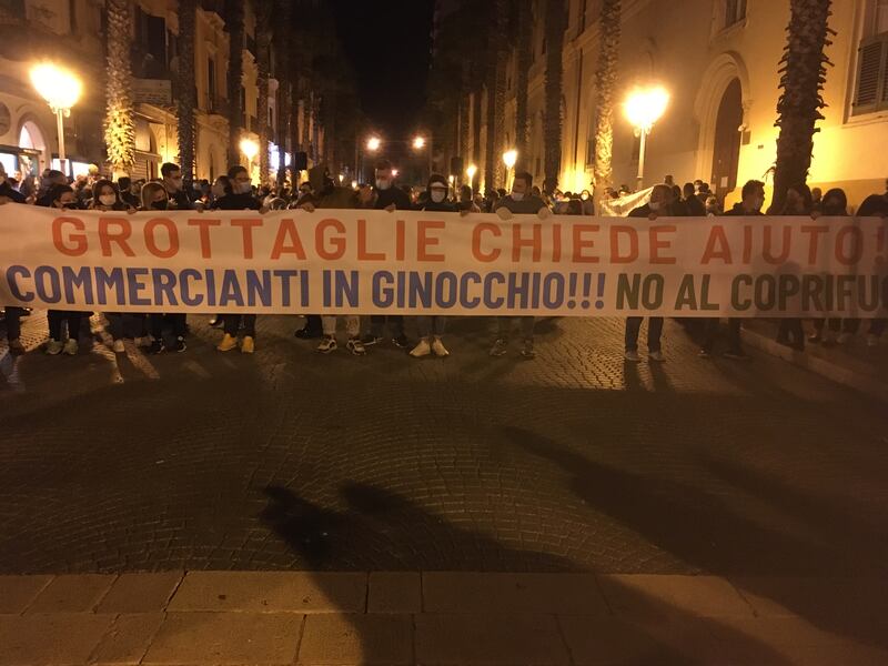 Taranto, la manifestazione anti-lockdown 1