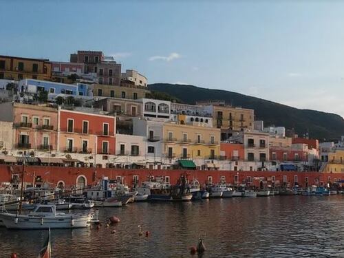 Ponza chiede più polizia e blocca i turisti in barca: "Vietato scendere a terra"