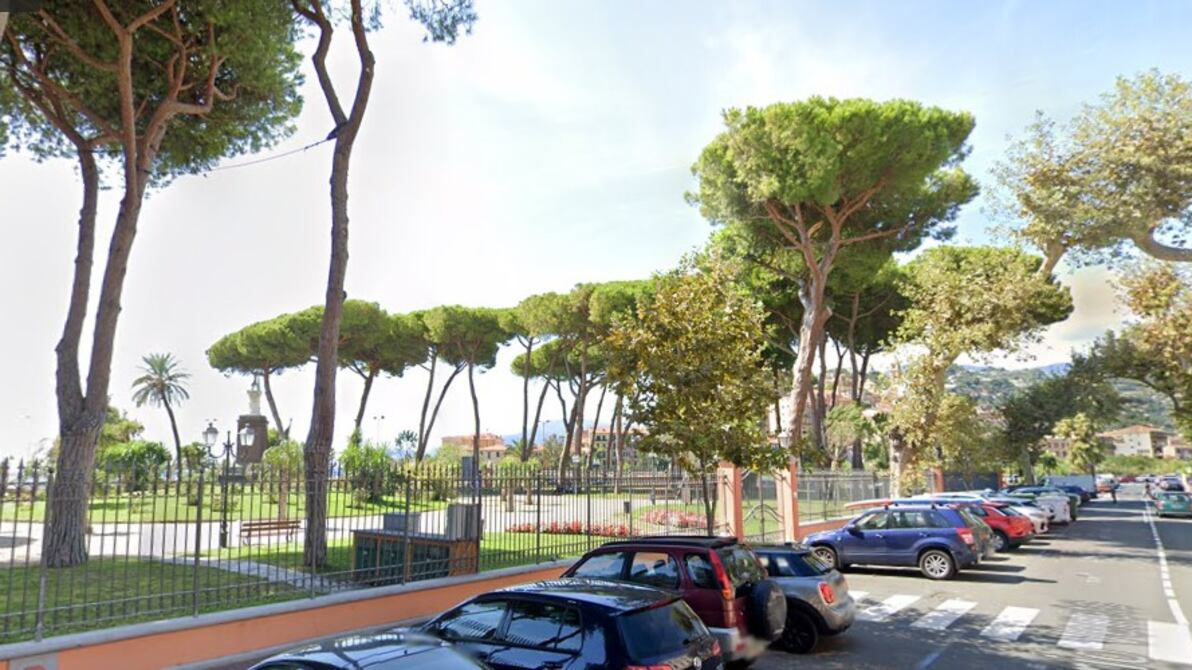 La furia dello straniero: sassi contro i bimbi che giocano al parco