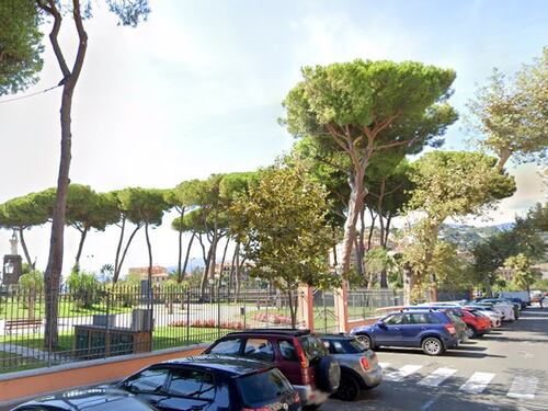 La furia dello straniero: sassi contro i bimbi che giocano al parco