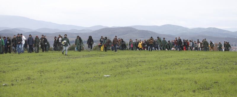 I migranti guadano il fiume tra Grecia e Macedonia 4