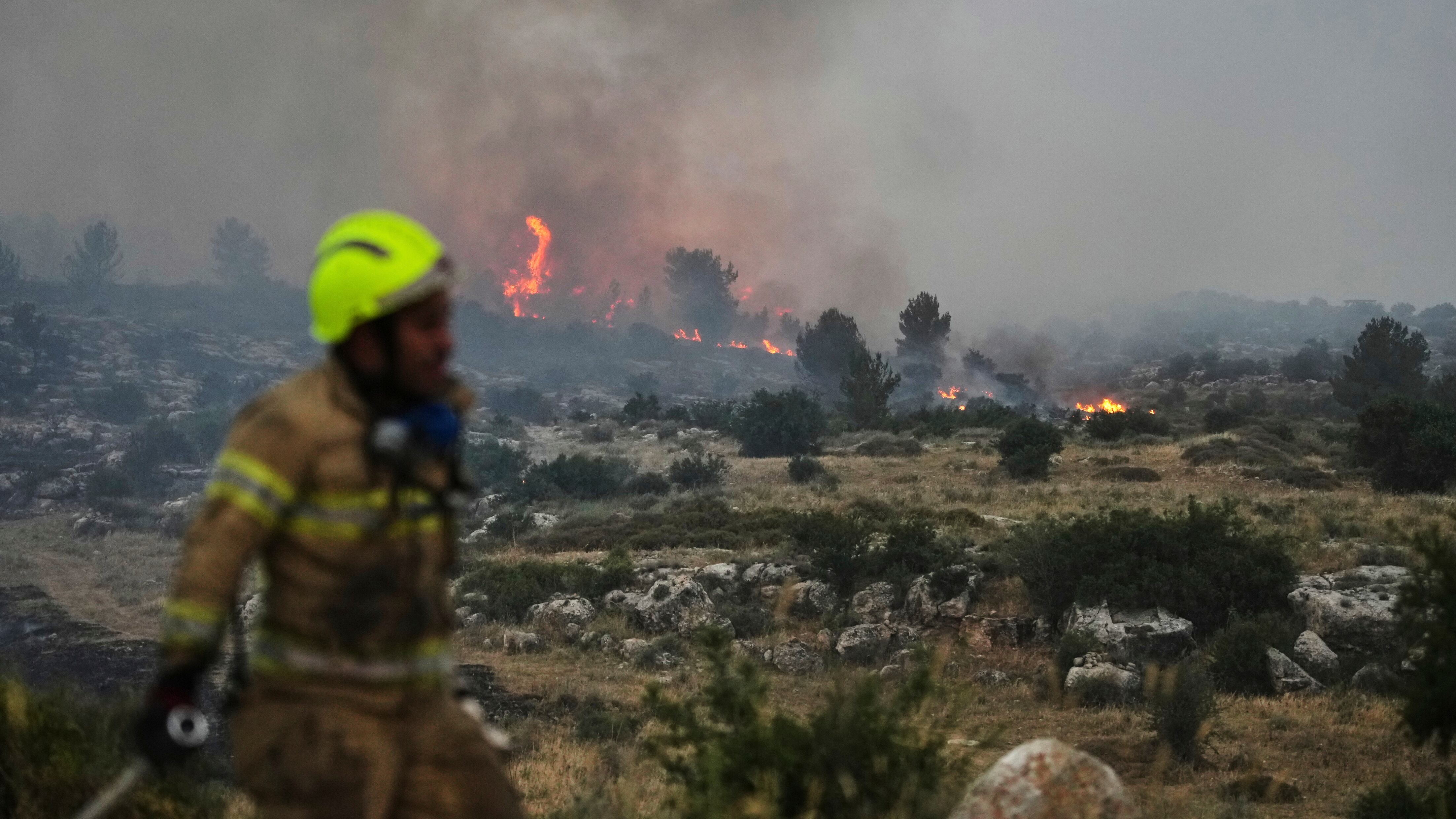 Allarme roghi a Gerusalemme: 7 mila evacuati. E Hamas lancia la jihad dei roghi