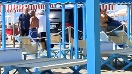 Forte dei Marmi, un altro Suv sulla spiaggia tra i bagnanti