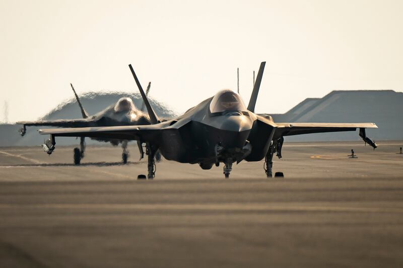 Due F-35A Lightning II dell'aeronautica statunitense del 421st Expeditionary Fighter Squadron in rullaggio sulla pista della base aerea di Al Udeid, Qatar, 5 settembre 2023. In coordinamento con gli alleati regionali, i partner e la Marina degli Stati Uni