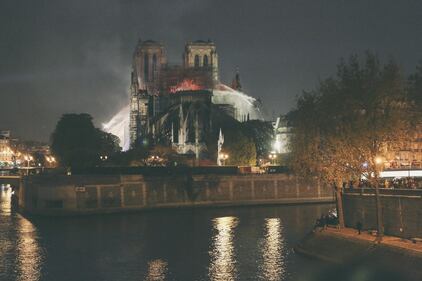Notre Dame in fiamme: le foto del salvataggio 4