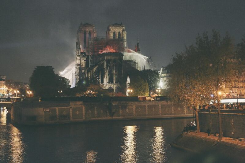 Notre Dame in fiamme: le foto del salvataggio 4