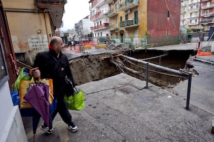 Napoli, maxi voragine in strada a Pianura 8