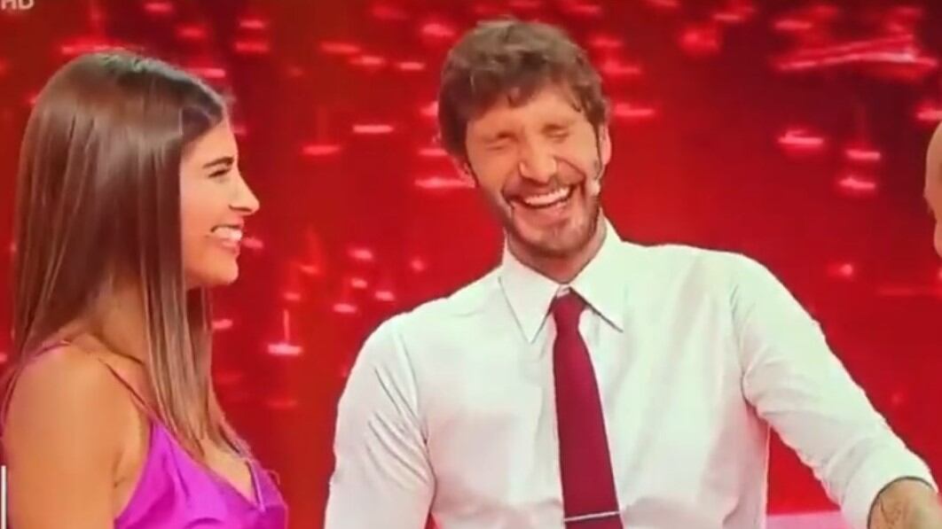 Ariadna Romero "prova" a cantare. La sua esibizione a "Stasera tutto è possibile" è esilarante