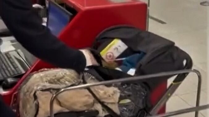"Non paghiamo per lui". E lasciano il neonato in aeroporto