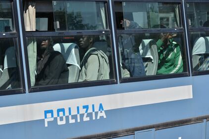 Immigrati scaricati per terra alla stazione di Rogoredo 1