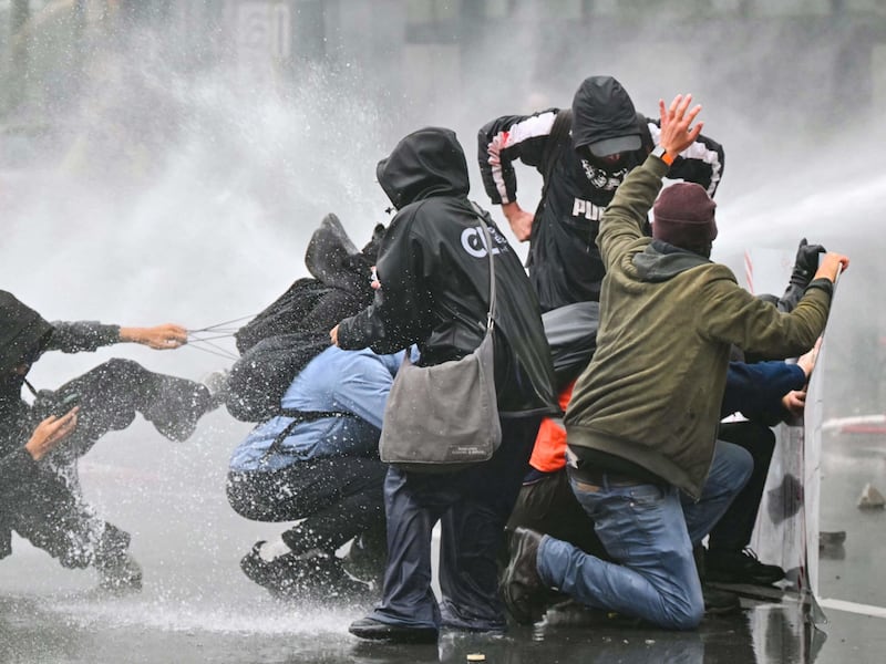 Le proteste in Francia si estendono in Europa: scontri tra studenti e polizia a Bruxelles