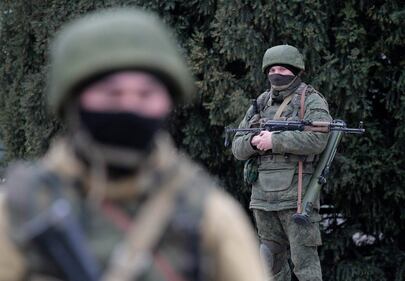 I soldati pattugliano la capitale della Crimea 4