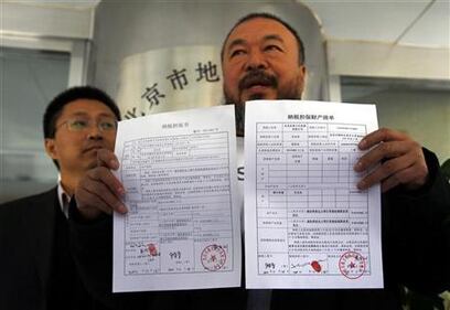 L'ultima provocazione di Ai Weiwei: la maschera antigas 1
