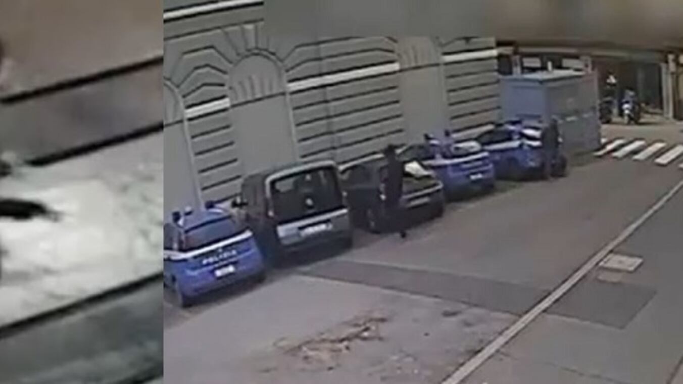 Gli spari dentro la questura. Il video della follia del killer di Trieste
